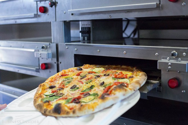 Kh&ocirc;ng chỉ phục vụ nh&agrave; h&agrave;ng, kh&aacute;ch sạn, giờ robot c&ograve;n c&oacute; thể l&agrave;m b&aacute;nh pizza hết sức xuất sắc - Ảnh 21.