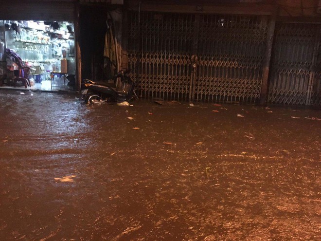 Hà Nội: Mưa lớn bất ngờ dội xuống, phố ẩm thực Tống Duy Tân ngập nặng - Ảnh 15.
