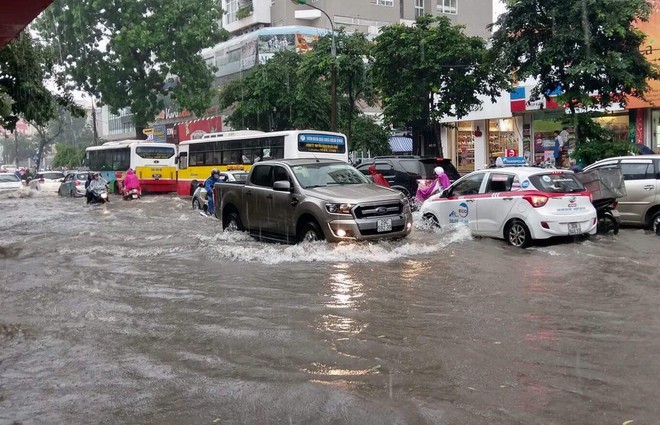 Ảnh hưởng của bão số 2: Hà Nội mưa lớn kéo dài, nhiều tuyến phố chìm trong biển nước - Ảnh 16.