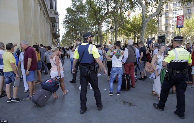Khung cảnh hỗn loạn tại Barcelona sau vụ lao xe: Ít nhất 13 người đã thiệt mạng và hàng chục người bị thương - Ảnh 6.