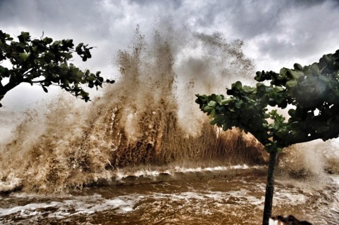 [ẢNH] Bão số 10 vào bờ: Bãi biển Sầm Sơn tan hoang trong sóng dữ - Ảnh 24.