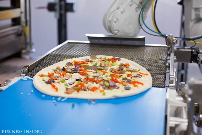 Kh&ocirc;ng chỉ phục vụ nh&agrave; h&agrave;ng, kh&aacute;ch sạn, giờ robot c&ograve;n c&oacute; thể l&agrave;m b&aacute;nh pizza hết sức xuất sắc - Ảnh 25.