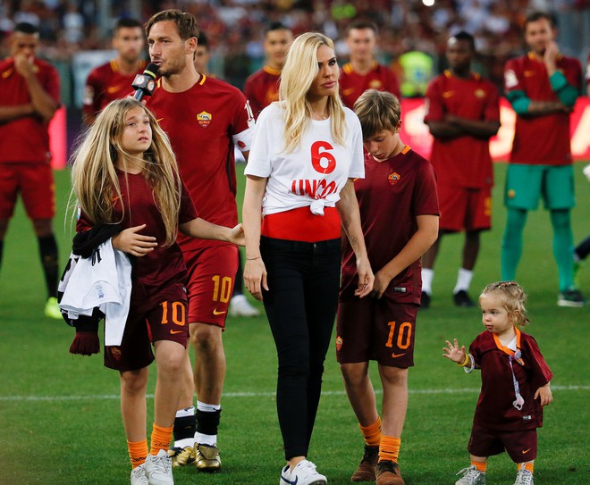 Ho&agrave;ng tử Francesco Totti kh&oacute;c nức nở tr&ecirc;n vai vợ trong ng&agrave;y chia tay AS Roma - Ảnh 7.