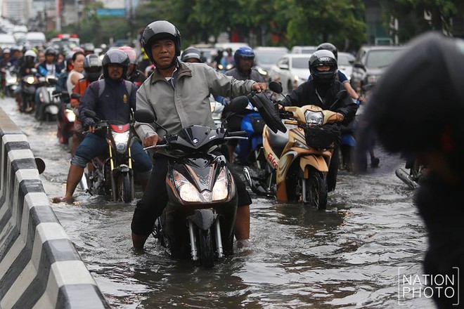 Loạt ảnh hài hước chứng minh ngập lụt ở Bangkok không hề buồn rười rượi như người ta vẫn tưởng - Ảnh 5.