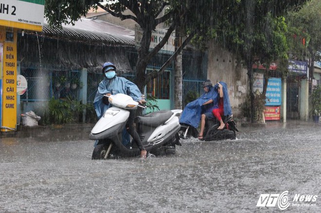 Mưa như thác đổ, đường Sài Gòn biến thành sông, xe cộ chết máy la liệt - Ảnh 5.