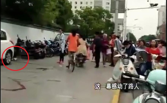 Ch&uacute; ch&oacute; t&igrave;m mọi c&aacute;ch đ&aacute;nh thức bạn bị xe đ&acirc;m b&ecirc; bết m&aacute;u tr&ecirc;n đường - Ảnh 5.
