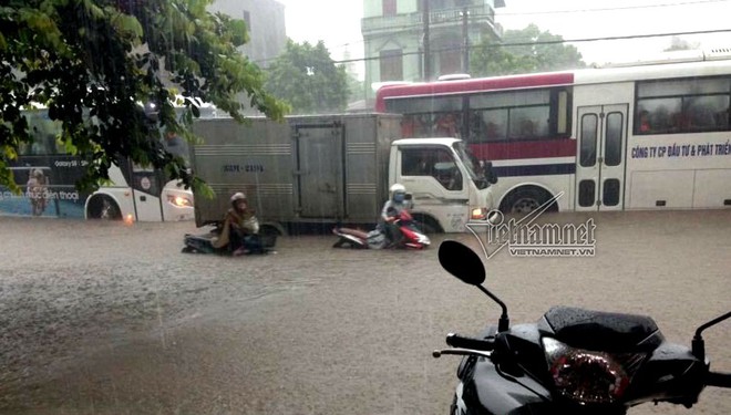 Mưa lớn, Thái Nguyên ngập mênh mông không còn thấy đường - Ảnh 4.