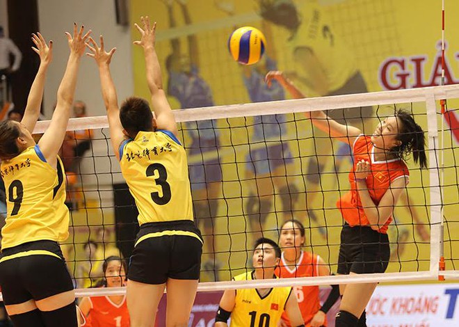 VTV Cup: Kim Huệ tỏa s&aacute;ng, nữ Việt Nam thắng tưng bừng - Ảnh 4.