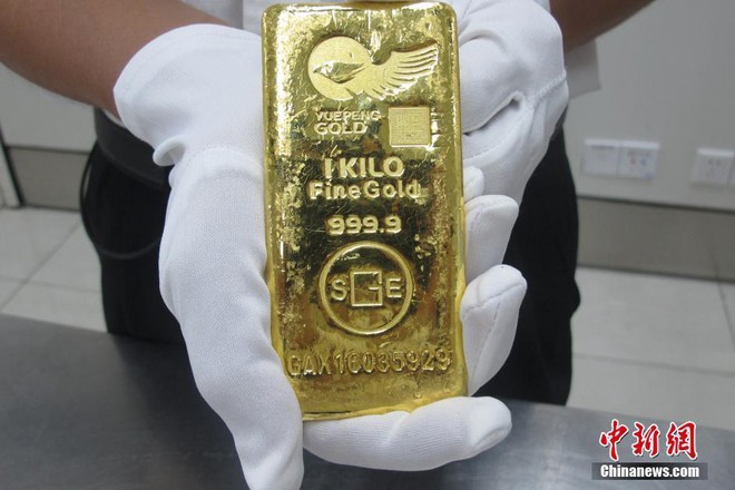 Tưởng là tuồn được 76 kg vàng ngon lành ra khỏi Trung Quốc, 12 du khách bị bắt sống ngay tại sân bay - Ảnh 3.