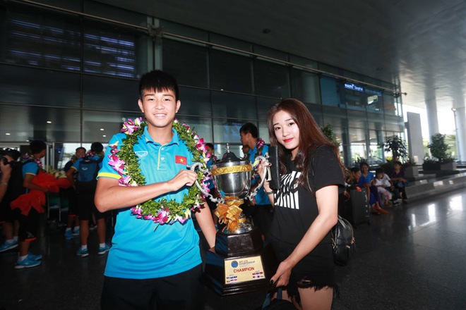 Cầu thủ U15 Việt Nam nâng cao cúp vô địch về nước - Ảnh 4.