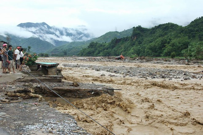 Sơn La: Đu d&acirc;y tiếp gạo, trai tr&aacute;ng ng&atilde; d&uacute;i dụi dưới suối dữ - Ảnh 5.