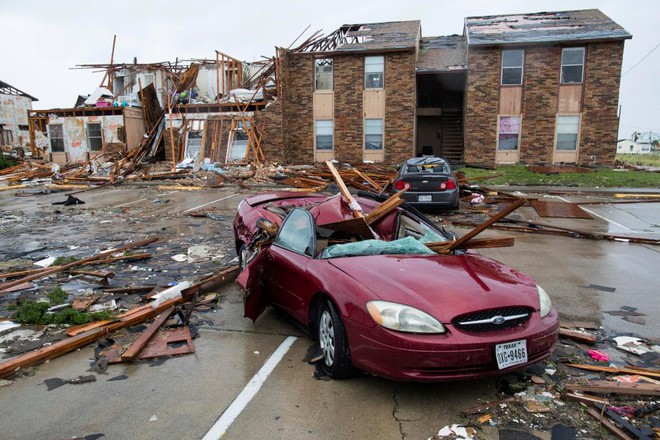 Những hình ảnh kinh khủng nhất từ siêu bão Harvey - cơn ác mộng của người dân Mỹ - Ảnh 10.