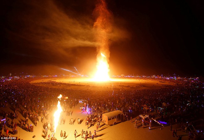 Mỹ: Du kh&aacute;ch tham gia lễ hội Burning Man kinh h&atilde;i khi thấy một người đ&agrave;n &ocirc;ng lao m&igrave;nh v&agrave;o biển lửa - Ảnh 4.
