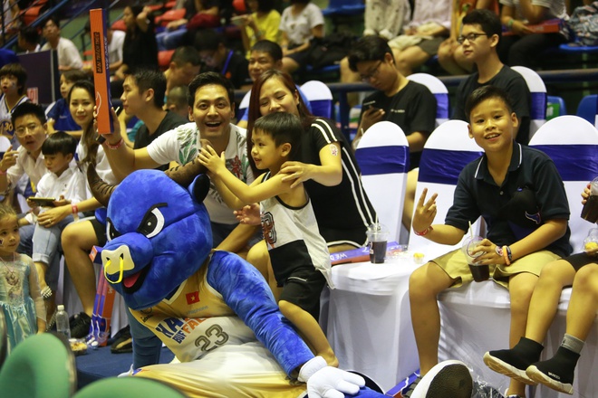 Bỏ qua ồn &agrave;o về c&ocirc;ng việc l&agrave;m từ thiện, MC Phan Anh b&igrave;nh y&ecirc;n b&ecirc;n vợ con - Ảnh 4.