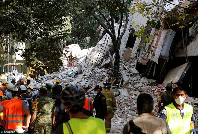 Khung cảnh đổ nát tan hoang tại Mexico sau động đất: Nhà sập, hơn 100 người thiệt mạng và những tiếng kêu cứu từ khắp nơi - Ảnh 4.