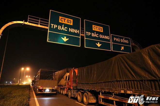 Ảnh: Gãy giàn biển báo giao thông, hàng loạt phương tiện chôn chân trên cao tốc Hà Nội - Bắc Giang - Ảnh 5.