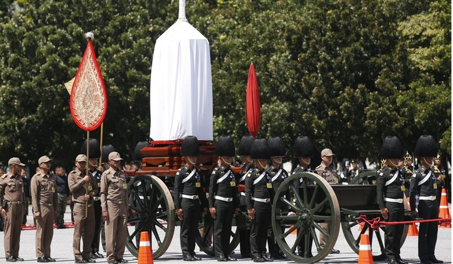 Kỷ niệm 1 năm ngày mất Quốc vương Bhumibol Adulyadej: 9 điều đặc biệt về sự kiện được toàn dân Thái Lan tưởng niệm - Ảnh 5.