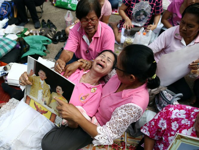 Một năm ngày mất Quốc vương Bhumibol Adulyadej: Những hình ảnh nỗi đau mất mát mà người dân Thái Lan không bao giờ quên - Ảnh 1.