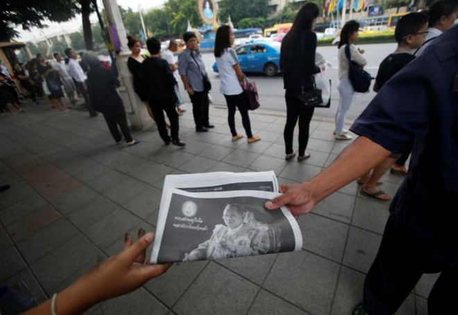 Một năm ngày mất Quốc vương Bhumibol Adulyadej: Những hình ảnh nỗi đau mất mát mà người dân Thái Lan không bao giờ quên - Ảnh 23.