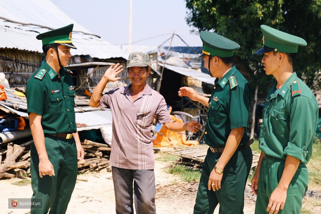 Những thầy giáo quân hàm xanh ở Vành đai biên giới Việt - Cam: Ngày tuần tra, đêm gieo chữ cho bọn trẻ không quốc tịch - Ảnh 7.