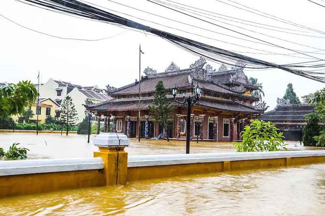 Hội An nước ngập đến n&oacute;c nh&agrave;, d&acirc;n bắt đầu sơ t&aacute;n - Ảnh 4.