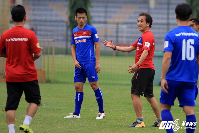 HLV Park Hang Seo cùng trợ lý hò hét, lôi Công Phượng về vị trí - Ảnh 4.