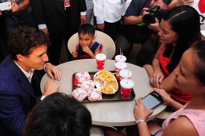 Thủ tướng điển trai Justin Trudeau đi mua gà rán, nước dâu tây và vui vẻ selfie với người hâm mộ tại Philippines - Ảnh 3.