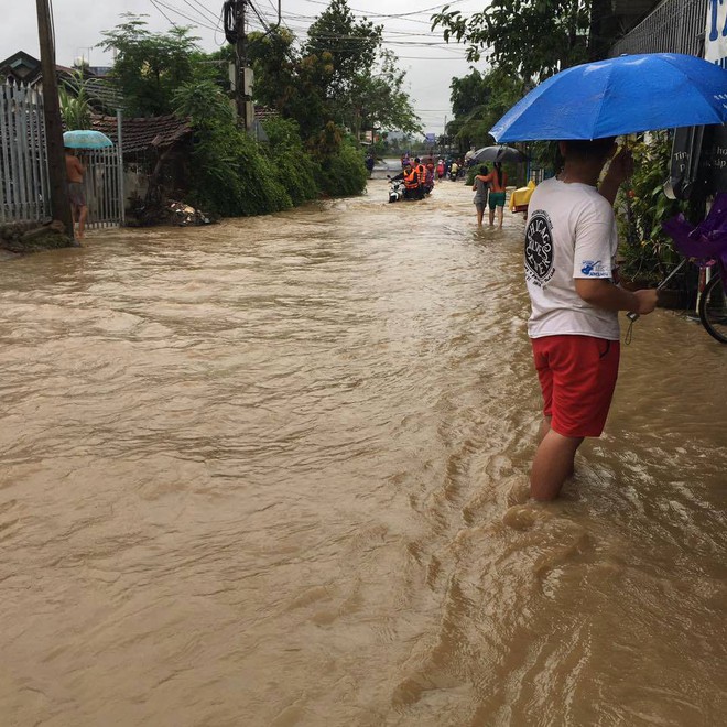 Mưa lớn kéo dài 2 ngày, nhiều khu vực tại thành phố Nha Trang ngập sâu - Ảnh 4.