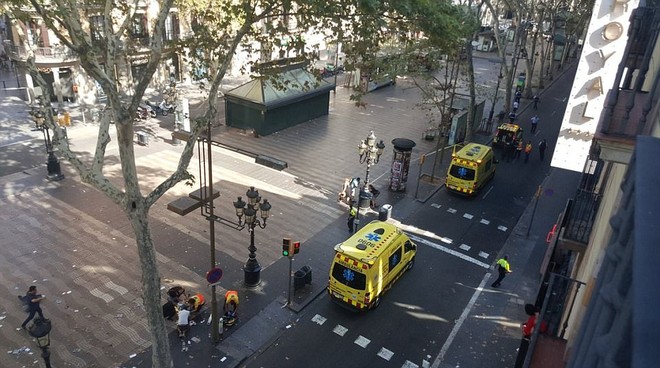 Khung cảnh hỗn loạn tại Barcelona sau vụ lao xe: Ít nhất 13 người đã thiệt mạng và hàng chục người bị thương - Ảnh 2.
