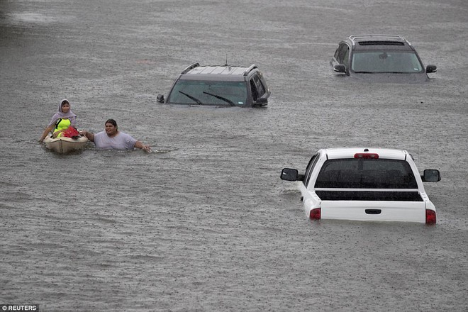 Trận lụt thảm khốc trong lịch sử: Người dân Texas điêu đứng nhìn biển nước mênh mông sau siêu bão Harvey - Ảnh 9.