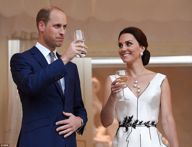 D&ugrave; đ&atilde; kết h&ocirc;n 6 năm, vợ chồng c&ocirc;ng nương Kate v&agrave; ho&agrave;ng tử William vẫn trao nhau những c&aacute;i nh&igrave;n &acirc;u yếm như thuở mới hẹn h&ograve; - Ảnh 26.