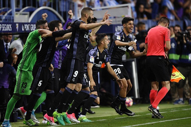 Ronaldo và đồng đội nhấc bổng HLV Zidane mừng chức vô địch La Liga - Ảnh 3.