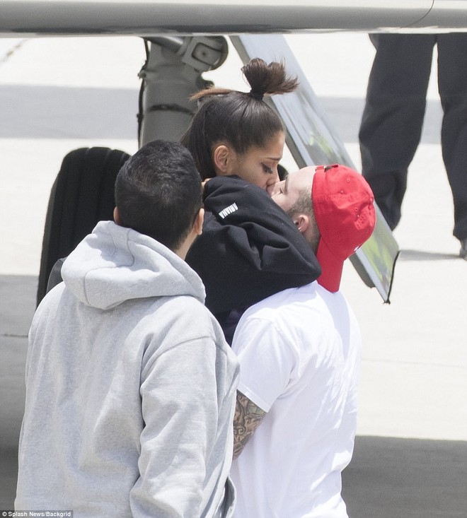 Ariana Grande xuất hiện đầy tiều tụy sau vụ nổ bom tại Manchester, Anh - Ảnh 3.
