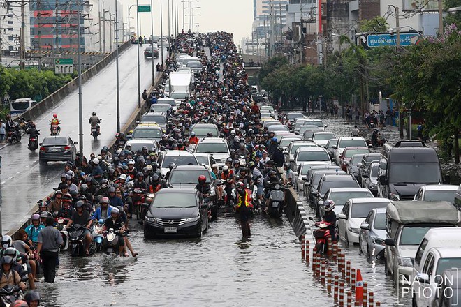 Ch&aacute;n cảnh ngập lụt dầm dề ở Bangkok, d&acirc;n mạng h&ocirc; biến con đường nước đen ng&ograve;m th&agrave;nh d&ograve;ng biển xanh ngắt - Ảnh 5.