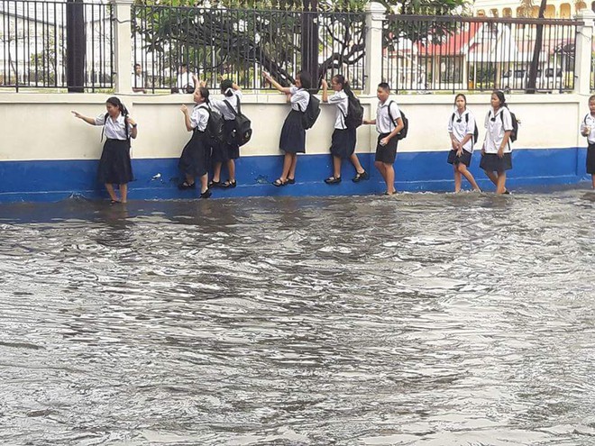 Loạt ảnh hài hước chứng minh ngập lụt ở Bangkok không hề buồn rười rượi như người ta vẫn tưởng - Ảnh 6.