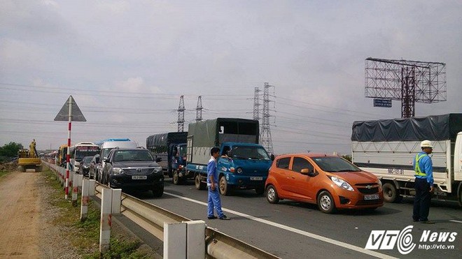 Xe đầu k&eacute;o bốc ch&aacute;y, h&agrave;ng ngh&igrave;n phương tiện ch&ocirc;n ch&acirc;n tr&ecirc;n cao tốc - Ảnh 6.