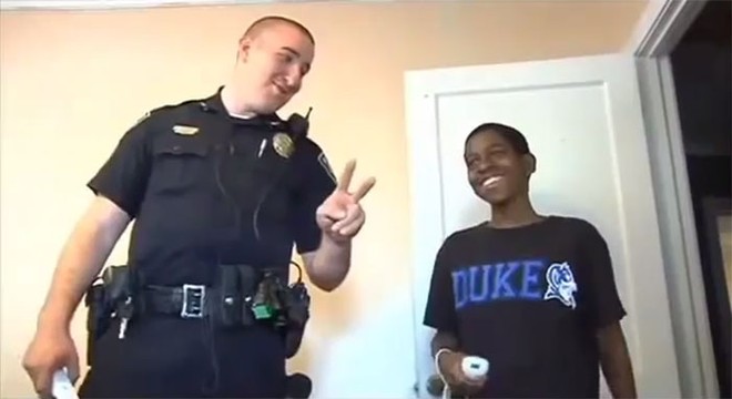 Cậu b&eacute; 13 tuổi gọi cho 911 n&oacute;i muốn bỏ nh&agrave;, vi&ecirc;n cảnh s&aacute;t quyết định gh&eacute; thăm ph&ograve;ng em v&agrave; ph&aacute;t hiện điều bất ngờ - Ảnh 7.