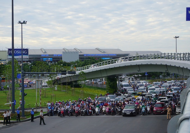 Cửa ngõ sân bay Tân Sơn Nhất hỗn loạn vì sự cố giao thông - Ảnh 5.