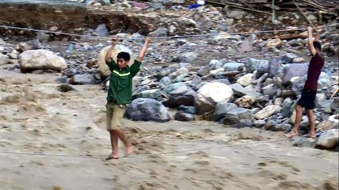 Sơn La: Đu d&acirc;y tiếp gạo, trai tr&aacute;ng ng&atilde; d&uacute;i dụi dưới suối dữ - Ảnh 6.