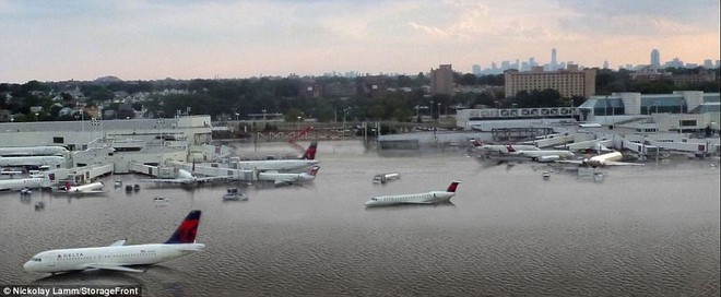 Sự thật ph&iacute;a sau bức ảnh s&acirc;n bay Houston ngập nặng, m&aacute;y bay ch&igrave;m trong biển nước sau b&atilde;o Harvey - Ảnh 2.
