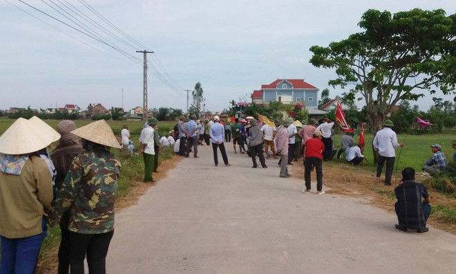 Mẹ trẻ &ocirc;m con nhảy cầu: B&agrave; ngoại ngất lịm trong đ&aacute;m tang - Ảnh 5.