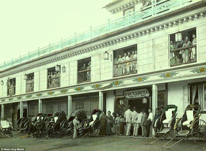 Cuộc sống của c&aacute;c c&ocirc; g&aacute;i b&aacute;n hoa Nhật Bản thời xưa, phải giam m&igrave;nh trong lồng gỗ ở khu nh&agrave; thổ rộng 81.000m2 - Ảnh 5.