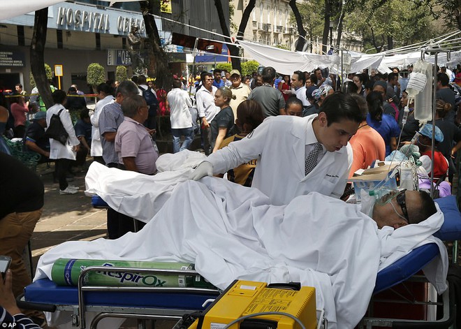 Khung cảnh đổ n&aacute;t tan hoang tại Mexico sau động đất: Nh&agrave; sập, hơn 100 người thiệt mạng v&agrave; những tiếng k&ecirc;u cứu từ khắp nơi - Ảnh 21.