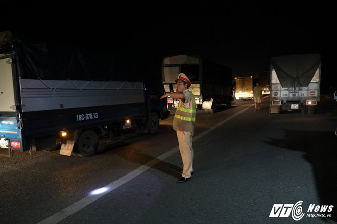 Ảnh: Gãy giàn biển báo giao thông, hàng loạt phương tiện chôn chân trên cao tốc Hà Nội - Bắc Giang - Ảnh 6.