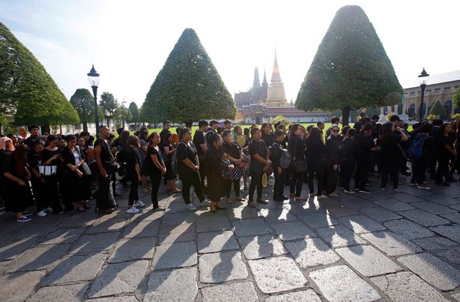 Một năm ngày mất Quốc vương Bhumibol Adulyadej: Những hình ảnh nỗi đau mất mát mà người dân Thái Lan không bao giờ quên - Ảnh 15.