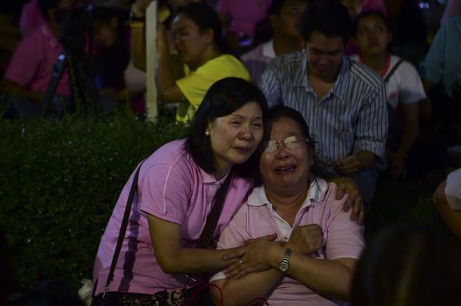 Một năm ngày mất Quốc vương Bhumibol Adulyadej: Những hình ảnh nỗi đau mất mát mà người dân Thái Lan không bao giờ quên - Ảnh 3.