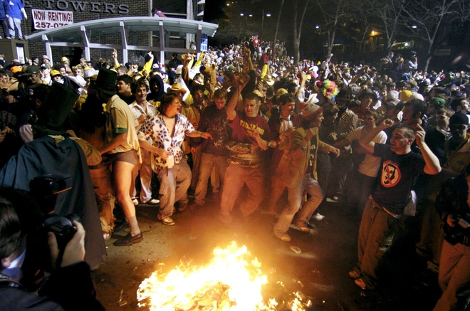 Châm lửa thiêu đốt đường phố, ném đá cảnh sát: Khi lễ hội Halloween vượt xa ranh giới của những trò đùa vô hại - Ảnh 4.