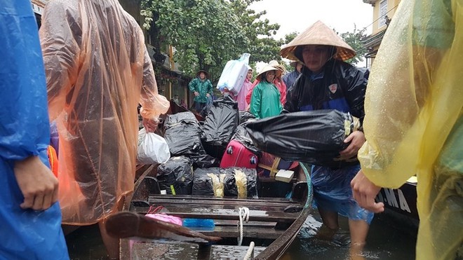 Hội An nước ngập đến n&oacute;c nh&agrave;, d&acirc;n bắt đầu sơ t&aacute;n - Ảnh 5.