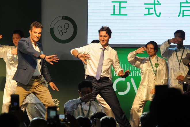 Đi công du tới đâu, Thủ tướng Justin Trudeau cũng phong thái ngời ngời, thu hút mọi ánh nhìn từ mọi người - Ảnh 5. Đi công du tới đâu, Thủ tướng Justin Trudeau cũng phong thái ngời ngời, thu hút mọi ánh nhìn từ mọi người - Ảnh 5.