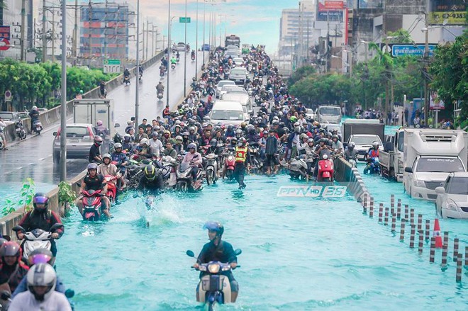 Chán cảnh ngập lụt dầm dề ở Bangkok, dân mạng hô biến con đường nước đen ngòm thành dòng biển xanh ngắt - Ảnh 6.